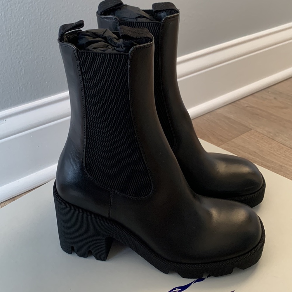 BURBERRY
Black Leather Stride Chelsea Boots